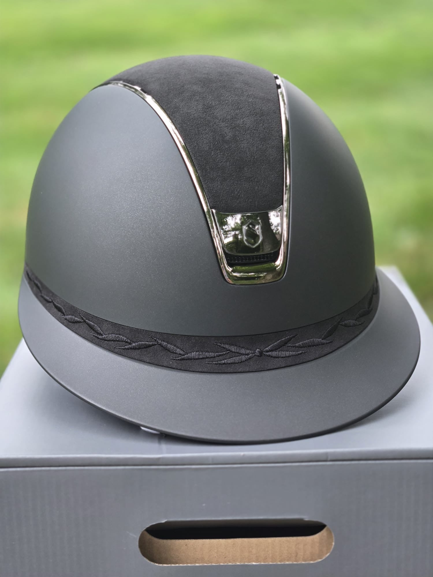 2.0 Miss Shield Shadowmatt With Alcantara Top, Flower Embroidery Band and Black Chrome Samshield Helmet