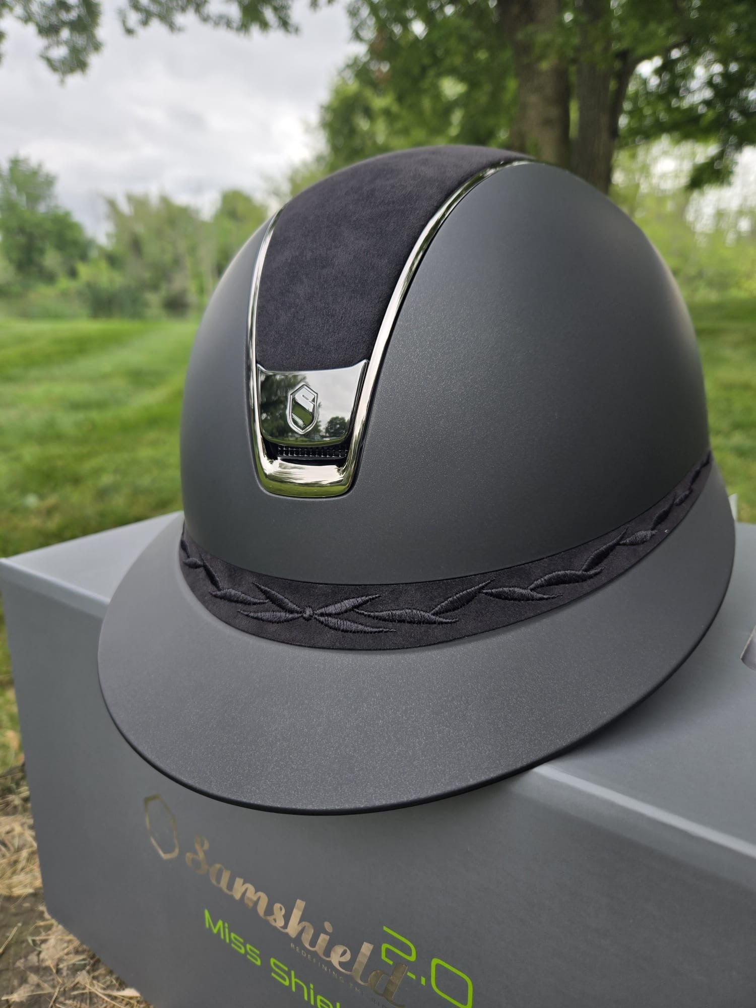 2.0 Miss Shield Shadowmatt With Alcantara Top, Flower Embroidery Band and Black Chrome Samshield Helmet